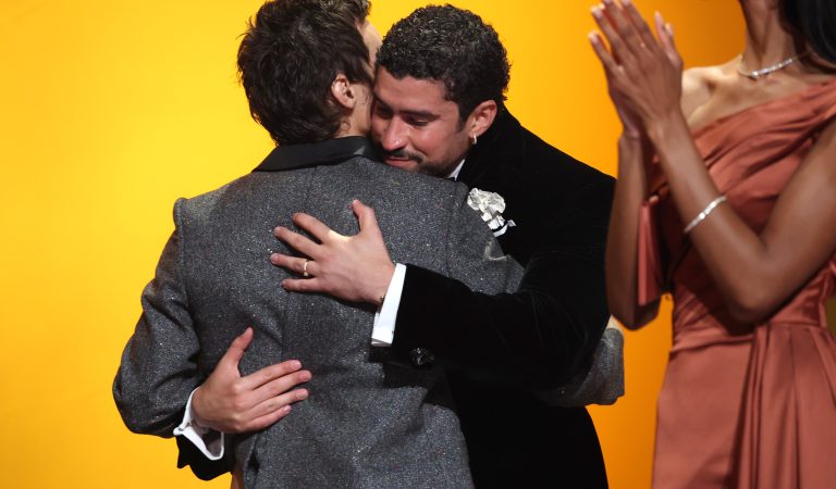 Bad Bunny hace historia en los Premios Grammy 2026: “DeBÍ TiRAR MáS FOToS” se convierte en el primer disco en español en ganar como “Mejor Álbum del Año”