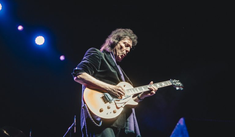 Steve Hackett & The Genetics en Teatro Caupolicán: La historia del rock progresivo resumida en 3 horas