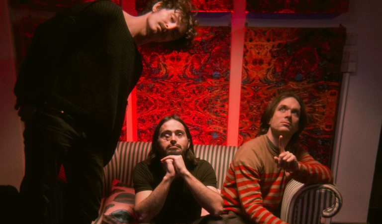 Dirty Sound Magnet presenta el videoclip de «Power of This Song».