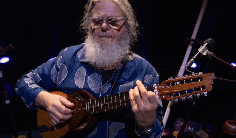 Gustavo Santaolalla regresa a Chile con dos conciertos en Santiago y Concepción con su “Ronroco Tour”