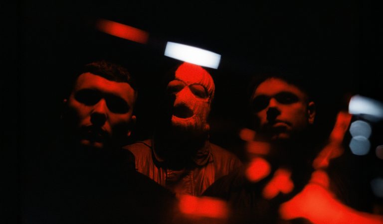 KNEECAP anuncia su esperado debut en Chile
