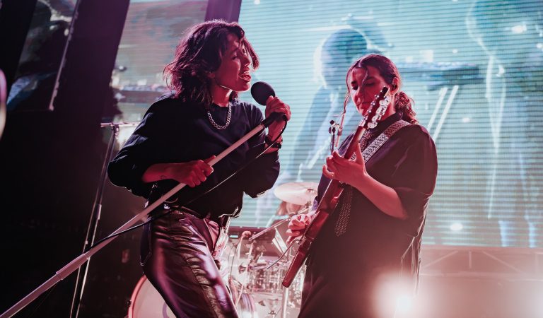 Marineros en Club Blondie: Floreciendo bajo la misma noche