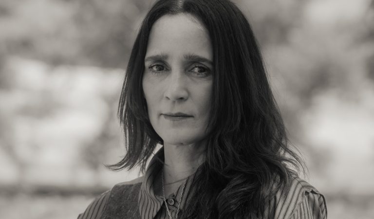 «Páginas Sonoras»: el eterno retorno al norte de Julieta Venegas