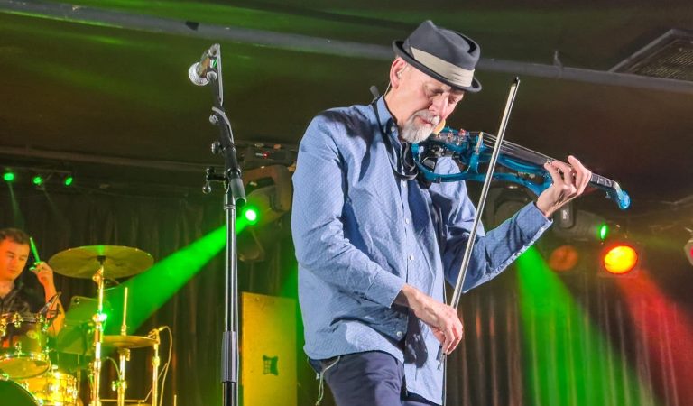 David Cross regresa a Chile con su banda para revivir los clásicos de King Crimson junto a músicos de su actual formación
