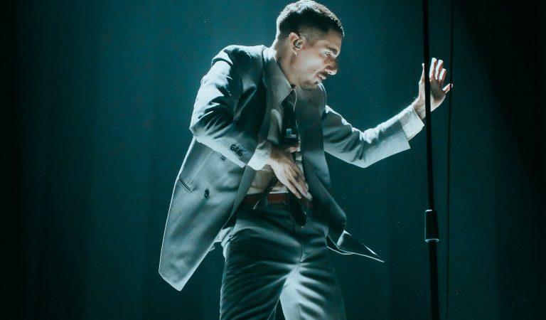 Alex Anwandter en Movistar Arena: Veinte años de bailar y llorar