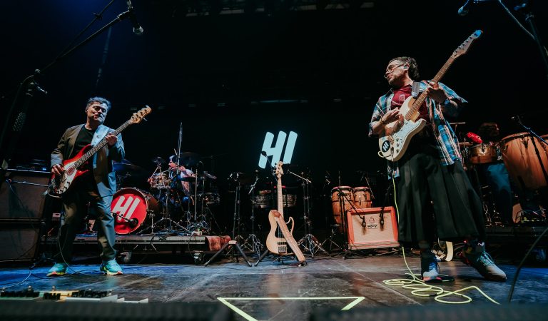 Hermanos Ilabaca celebrarán el lanzamiento de «PEAKYFLAITE» con un show en el Teatro Nescafé de las Artes