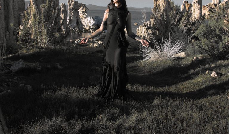Chelsea Wolfe – «The Dark»: Cuando la oscuridad deja de ser un refugio