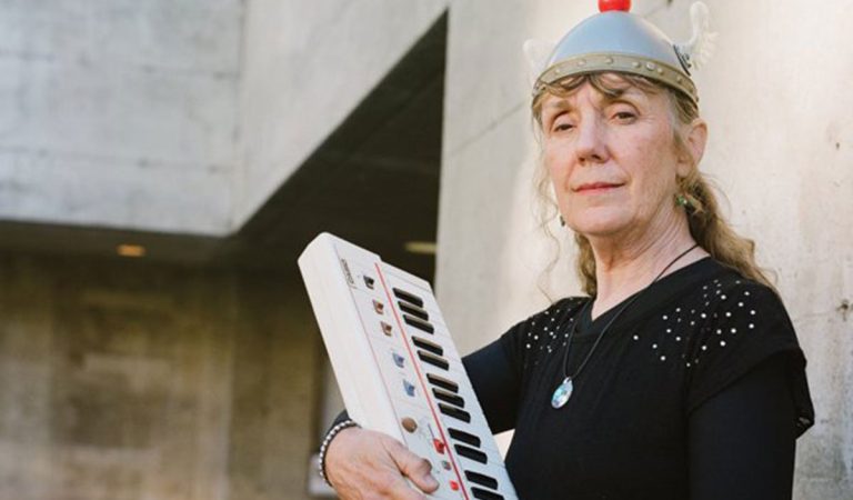 La mítica The Space Lady llega a Chile con un show exclusivo en Centro Arte Alameda