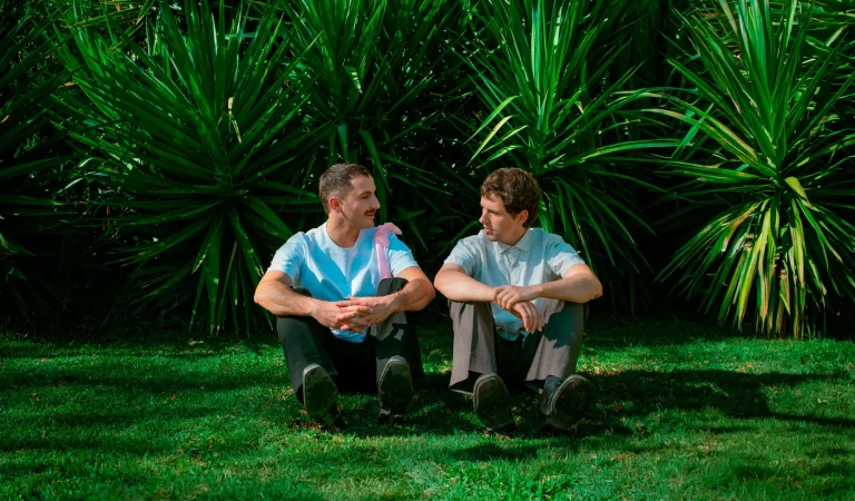 Benjamín Lopez colabora con Y Vicente en la canción pop folk «Me siento diferente»