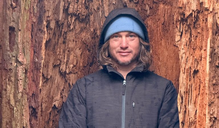 Tom D. Rocka presenta el primer capítulo de “De Luces y Sombras” y lleva su nuevo trabajo de gira por Chile